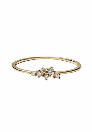 Anillo de metal dorado con una banda suave y delgada; presenta un grupo de varias piedras transparentes de corte redondo dispuestas de forma decorativa.