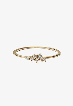 Anillo de metal dorado con una banda suave y delgada; presenta un grupo de varias piedras transparentes de corte redondo dispuestas de forma decorativa.