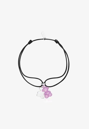 Bracelet à cordon noir réglable avec des breloques en forme d'ours en gomme argentées et violettes translucides, accompagné d'une petite étiquette en argent.