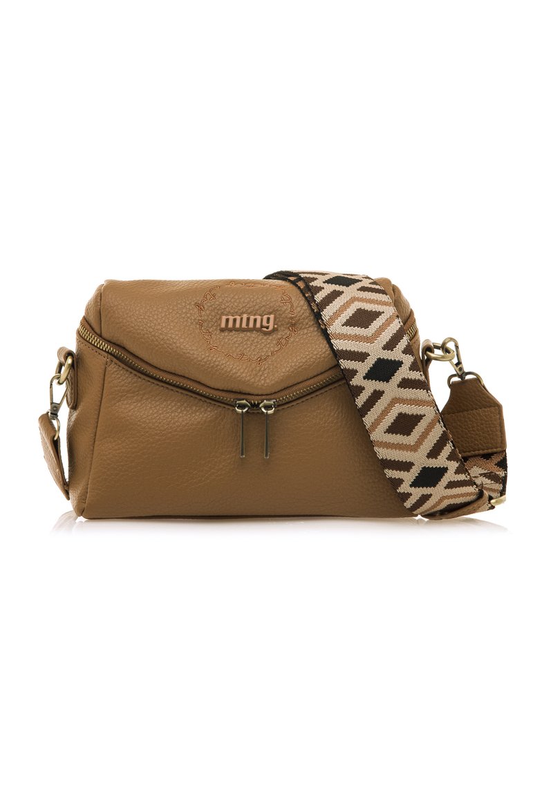Bolso de cuero marrón texturizado con cierre de cremallera, que presenta una correa ajustable con un diseño y un logotipo en relieve en la parte frontal.