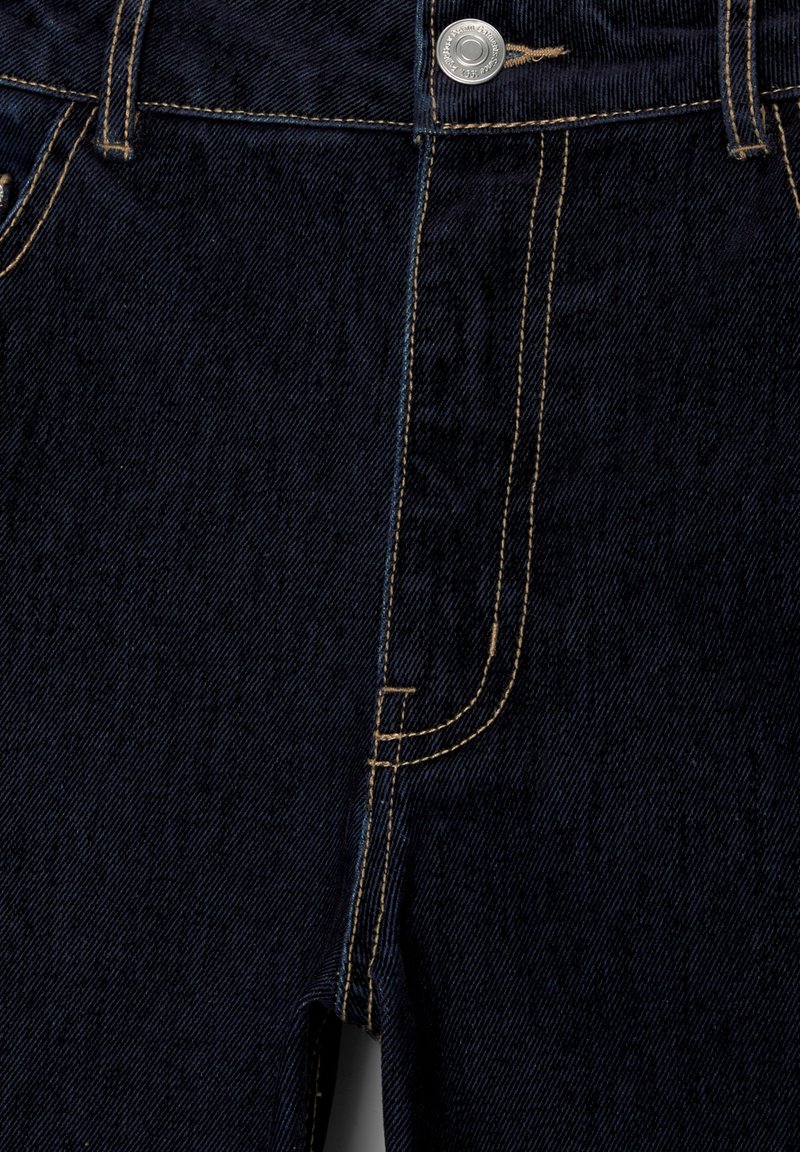 Dunkelblaue Jeans aus Denim mit einem klassischen Fünf-Taschen-Design, sichtbaren Nähten in hellbrauner Farbe und einem metallischen Knopfverschluss am Bund.