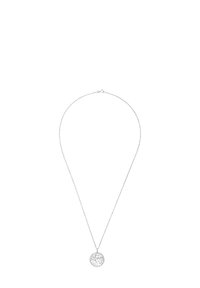 Silverfärgad kedjehalsband med en cirkulär berlock med träddesign, invecklade detaljer och en polerad yta.