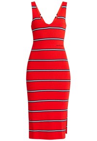 Abito rosso aderente con scollatura a V profonda, caratterizzato da strisce orizzontali bianche e nere e una fessura laterale. Realizzato in materiale jersey elasticizzato.