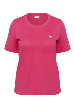 Sjajna roza majica kratkih rukava s okruglim izrezom i malim bijelim srcem na gornjem lijevom dijelu prsiju, izrađena od mekog pamuka.
