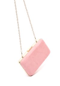Sacoche en daim rose de forme rectangulaire, avec des accents en métal doré et une bandoulière en chaîne. Texture lisse avec une finition mate.