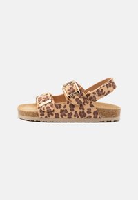 Leopárdmintás szandálok, két állítható pánttal, beige velúr anyagból, parafa talppal és gumitalppal. Arany színű fém részletek.