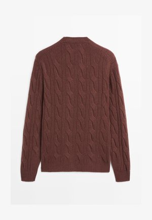 Brązowy sweter dziany z wzorem w warkocze, okrągłym dekoltem oraz ściągaczami przy rękawach i u dołu. Widok z tyłu ukazuje szczegółową fakturę i wzór.