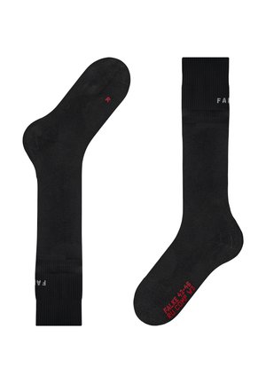 Zwarte sokken met een gladde textuur, voorzien van verstevigde teen en hiel, verticale ribbels en in het rood bedrukt maat- en merkinformatie.