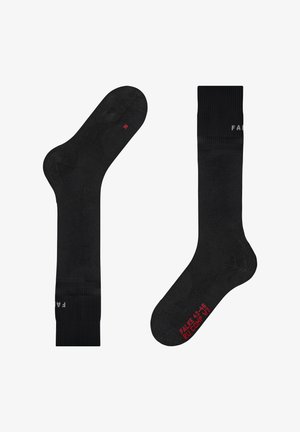 Zwarte sokken met een gladde textuur, voorzien van verstevigde teen en hiel, verticale ribbels en in het rood bedrukt maat- en merkinformatie.