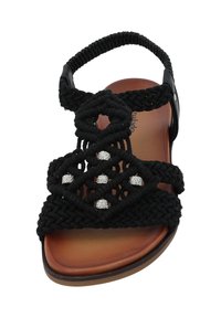 Zwarte geweven sandaal met een gevlochten ontwerp en metallic accenten, uitgerust met een bruine zool. Inclusief een gespsluiting voor een veilige pasvorm.