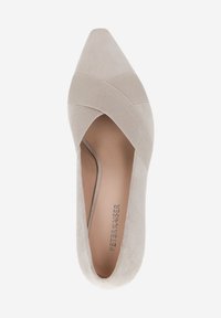 Escarpin pointu beige avec un design en surpiqûre en daim doux. Dispose d'un intérieur lisse et d'une semelle intérieure de marque.