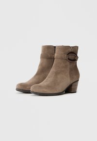 Bottines en daim marron avec un bout rond, un détail de boucle sur le côté et un talon empilé. Texture lisse et design simple.
