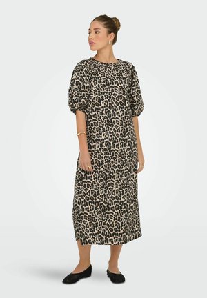 Leopardmönstrad midiklänning med korta puffärmar och rund halsringning. Tillverkad av mjukt tyg, i kombination med svarta platta skor.