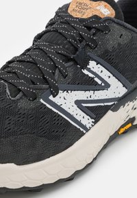 New Balance FRESH FOAM X HIERRO V7 - Trail running shoes - black