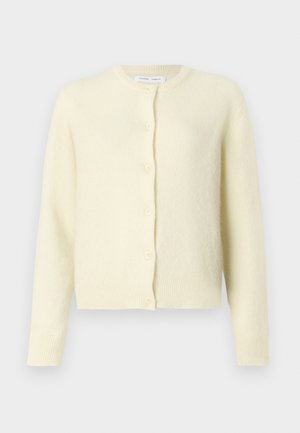 Lys gul cardigan laget av myk, strukturert stoff. Har rund hals, lange ermer og seks knapper foran.