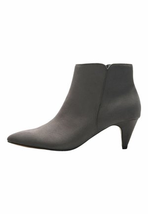 Grauer Wildleder-Stiefelette mit spitzer Zehenpartie, niedrigem Kittenabsatz und seitlichem Reißverschluss vor weißem Hintergrund.