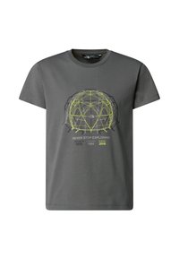 Camiseta de algodón gris con un diseño de domo geométrico en amarillo, con el texto "NUNCA DEJES DE EXPLORAR" y años impresos debajo.