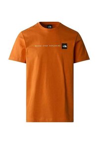 Camiseta de algodón naranja con mangas cortas. Presenta la inscripción "NUNCA DEJES DE EXPLORAR" impresa en texto blanco y un parche de logo negro en el pecho.