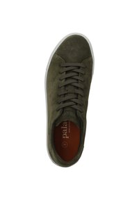 Baskets en suede vert olive à lacets avec une semelle blanche, bout rond et semelle intérieure marron indiquant la taille 42, vues de dessus.