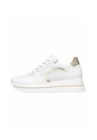 Baskets blanches avec une tige texturée, accents dorés métalliques et une semelle rembourrée. Présente des lacets et un détail de fermeture éclair sur le côté.