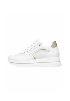 Baskets blanches avec une tige texturée, accents dorés métalliques et une semelle rembourrée. Présente des lacets et un détail de fermeture éclair sur le côté.