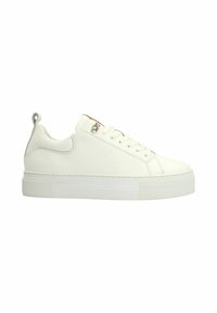 Sneaker en cuir blanc avec une épaisse semelle en caoutchouc texturée, un bout rond et des détails de couture subtils. Présente un système de laçage et une languette.