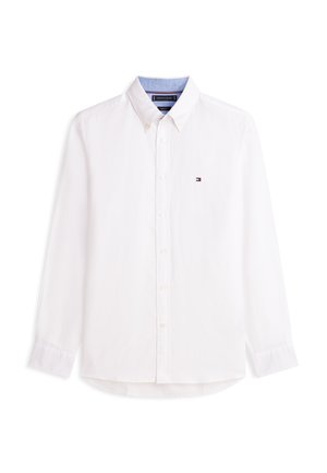 Weißes langärmliges Hemd mit Knopfleiste, mit Knopf befestigtem Kragen, kleinem gesticktem Logo auf der Brust und hellblauer Innenkragen-Besatz.