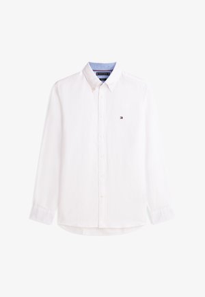 Weißes langärmliges Hemd mit Knopfleiste, mit Knopf befestigtem Kragen, kleinem gesticktem Logo auf der Brust und hellblauer Innenkragen-Besatz.