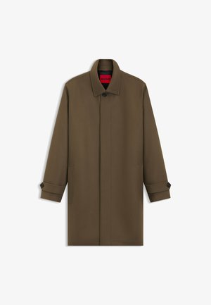 Cappotto esterno marrone con taglio dritto, dotato di chiusura a bottoni, due tasche laterali e un'etichetta interna rossa. Tessuto liscio, colletto strutturato.