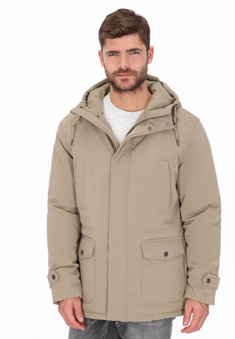 Chaqueta aislante beige con capucha, con dos bolsillos delanteros, cierres de presión y cremallera frontal. Textura lisa y corte entallado.