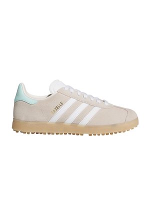 Sneaker Adidas Gazelle in suede beige con strisce bianche, suola in gomma, linguetta del tallone color menta e lacci bianchi, mostrata di profilo.