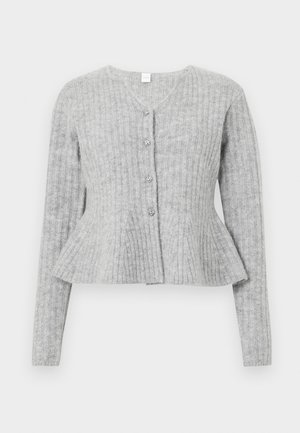 Cardigan gris à côtes avec un ourlet en peplum, manches longues, col en V et quatre boutons sur le devant, fabriqué à partir d'un tissu texturé doux.