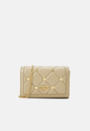 Beżowa pikowana torba na ramię z złotymi ćwiekami w kształcie serc, łańcuszkowym paskiem i logo "Love Moschino" na przedniej klapie.
