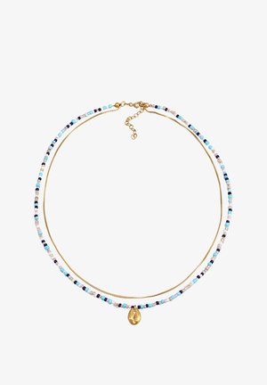 Kultaketju, jossa on kaksi kerrosta pieniä, monivärisiä helmiä sinisessä, valkoisessa ja mustassa, ja keskellä on kuoren muotoinen riipus.