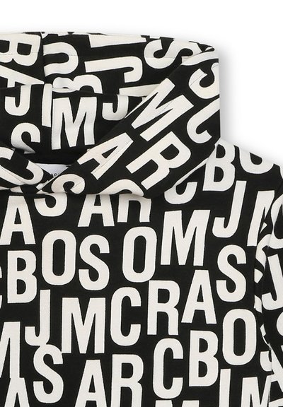 Tessuto nero con grandi lettere maiuscole bianche in un motivo ripetuto, caratterizzato da un colletto a cowl e una texture morbida.