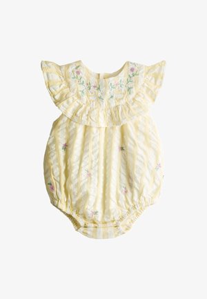 Gul og hvidstribet babyheldragt med flæsekrave og små blomsterbroderidetaljer på let stof.