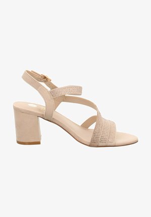 Sandalia de tacón nude con múltiples correas entrelazadas que presentan acentos de strass; tacón cuadrado; material de textura suave; correa de tobillo ajustable.