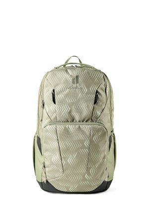 Mochila Deuter verde claro con diseño geométrico de flechas, múltiples compartimentos con cremallera y detalles en negro.