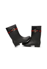 Botas de lluvia de goma negras con un acabado brillante, que presentan acentos a rayas rojas y negras y un detalle de hebilla dorada en el costado. Suela texturizada.