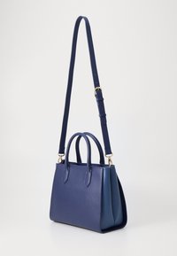 Σακούλα Navy από δέρμα με διπλούς χειρολισθήρες, ρυθμιζόμενο λουρί ώμου, δομημένο σχήμα και ομαλή υφή. Διαθέτει χρυσά αξεσουάρ.