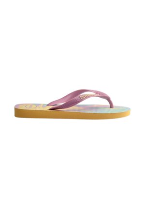 Infradito con suola gialla singola, cinturini rosa testurizzati e sottopiede con sfumatura multicolore sottile isolati su sfondo bianco.