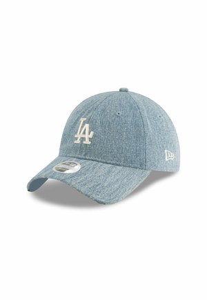 Lyseblå denim baseball cap med en rund krone, buet skygge, broderet "LA" logo i hvid og et rundt mærkestempel på skyggen.