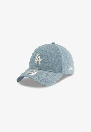 Hellblaues Denim-Baseballcap mit runder Krone, gebogenem Schirm, gesticktem "LA"-Logo in Weiß und einem runden Markenaufkleber auf dem Schirm.