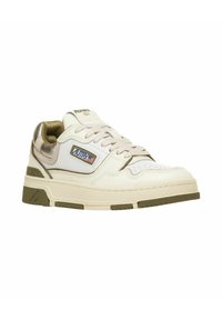 Sneaker bianco in pelle con accenti verde oliva, suola testurizzata, linguetta imbottita e dettagli in argento lucido sul tallone. Logo sul lato.
