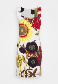 Robe blanche sans manches ornée de motifs floraux vifs, comprenant un tournesol et des fleurs violettes foncées, avec des accents rouges et verts.