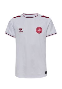 Vit tröja med röda accentfärger, rund krage, korta ärmar, med Hummel-logotyp och Danmarks Fotbollsförbunds emblem. Slät textur.