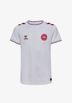Vit tröja med röda accentfärger, rund krage, korta ärmar, med Hummel-logotyp och Danmarks Fotbollsförbunds emblem. Slät textur.