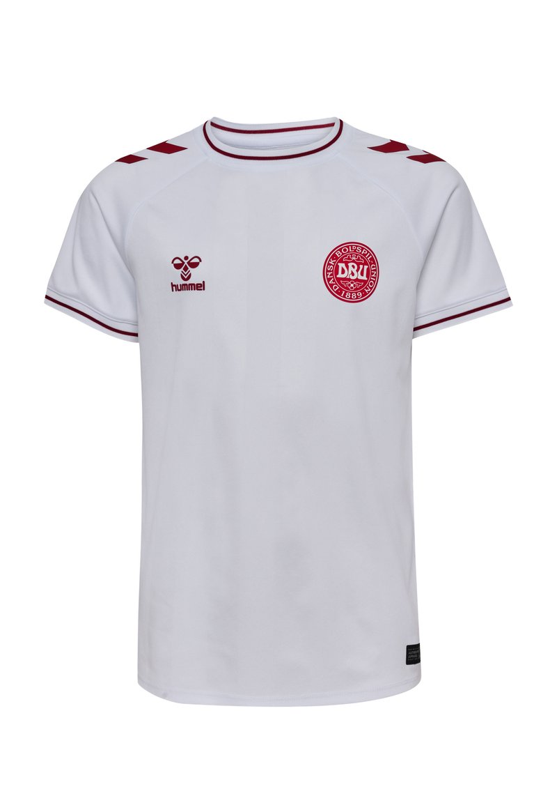 Vit tröja med röda accentfärger, rund krage, korta ärmar, med Hummel-logotyp och Danmarks Fotbollsförbunds emblem. Slät textur.