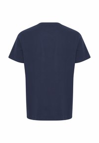 Μπλε ναυτικό βαμβακερό κοντομάνικο t-shirt, φαίνεται από πίσω με στρογγυλή λαιμόκοψη και ευθεία τελειώματα.