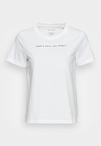 Camiseta de algodón blanca de mangas cortas, con el texto "¿CUÁL ES TU HISTORIA DE AMOR?" en negro centrado en el frente.